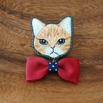 手刺繍猫ブローチ(蝶ネクタイ)