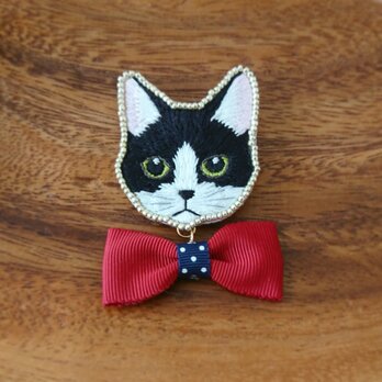 手刺繍猫ブローチ(蝶ネクタイ)