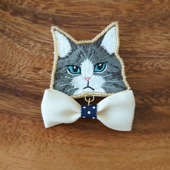 手刺繍猫ブローチ(蝶ネクタイ)