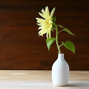 白い磁器の一輪挿し (花器、フラワーベース、花瓶)の画像