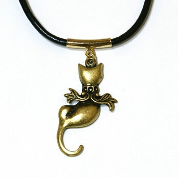 猫の天使、キャット・エンジェルの金古美ネックレス-黒革紐の画像