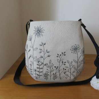 刺繍柄生地のたまご型ショルダーバッグ