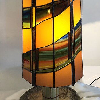 ステンドグラスランプ　陶板のベースのランプの画像