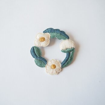 ［受注制作］お花たちのつながるリースの刺繍ブローチ（quatre）の画像