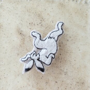 鳥獣戯画刺繍ブローチ（ウサギ）【受注製作】の画像