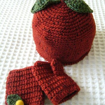 フルーツ帽（リンゴ）とミトンの画像