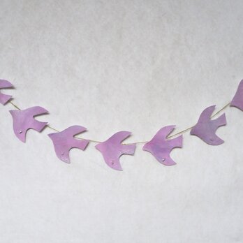 翼に水晶を付けた鳥たちのガーランド