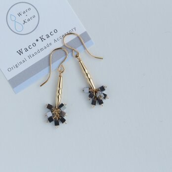 グレーキューブとゴールドのピアス