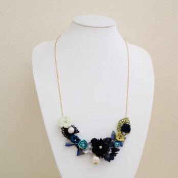 布花 Black flower and small flower necklaceの画像