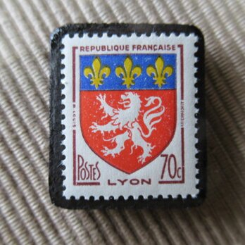 ★フランス　紋章切手ブローチ6296の画像