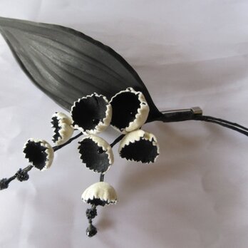 モノトーンすずらんコサージュ（花内側黒）の画像