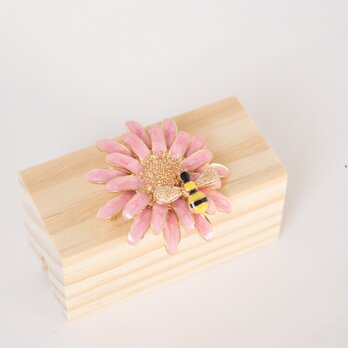『優雅なブローチシリーズ』蜂と菊の花のブローチ 帯留めの画像
