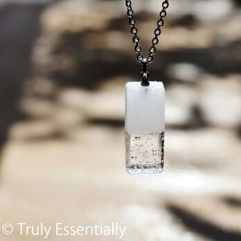白色透明ガラスのネックレス - 「 白のかおり 」#4 ● 高さ20mmの画像