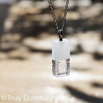 白色透明ガラスのネックレス - 「 白のかおり 」#4 ● 高さ20mmの画像