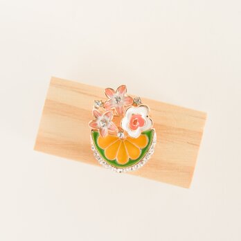 『みかんオレンジとお花のブローチ』の画像