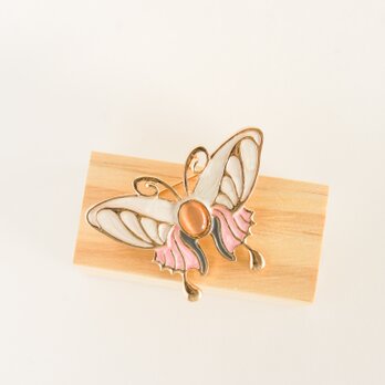 『春のピンク蝶々のブローチ』の画像