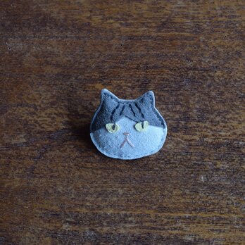 革ブローチ　サバトラ白猫　顔の画像