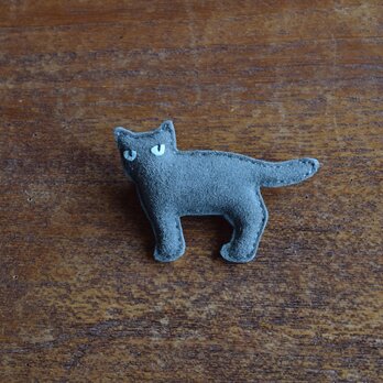 革ブローチ　グレー猫　横の画像