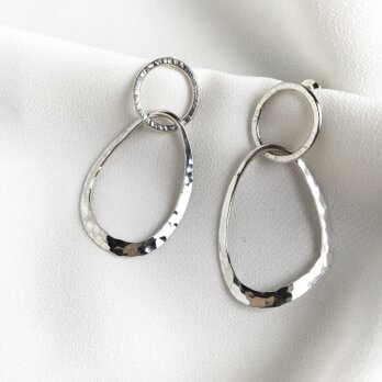 Silver950 槌目の変形楕円が揺れるピアス