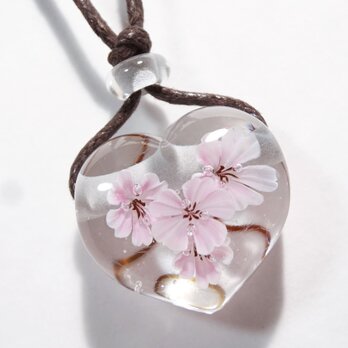 桜のとんぼ玉ガラスペンダント（ハート型）の画像