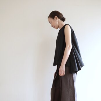 Tail sleeveless tops / black