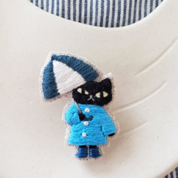 雨の日の黒猫刺繍ブローチ（青）【受注製作】の画像