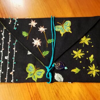 ☆一点物☆手刺繍リネンのポーチ（お花畑と蝶々、黒）の画像