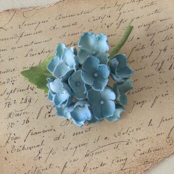 染め花の紫陽花のコサージュ(ライトブルー)の画像