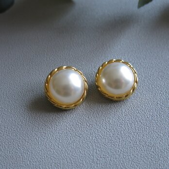 【ピアス】20mm 真珠のような美しさ 　ヴィンテージボタンピアス　パールピアス　なみなみゴールドフレームの画像