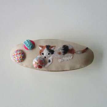 仔猫と遊ぶ　刺繍バレッタの画像