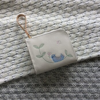 刺繍革財布『幸せな青い鳥』牛革☆クリーム色☆（二つ折り財布）の画像