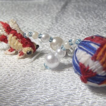 3D手刺繍金魚と手毬金魚のピアスの画像