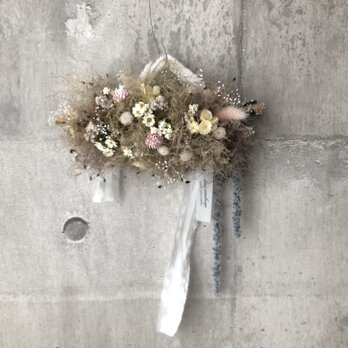 スモークツリーと小花の壁掛けの画像