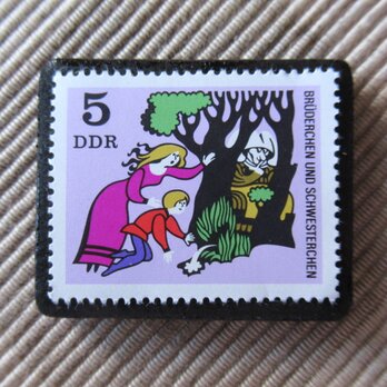 ドイツ　童話　小さな兄妹　切手ブローチ 6394の画像
