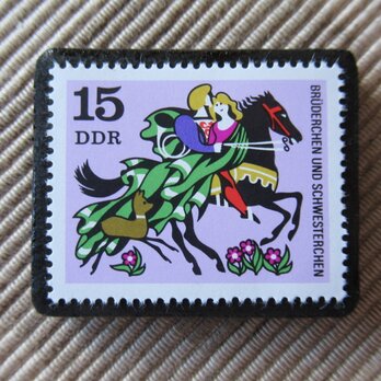 ドイツ　童話　小さな兄妹　切手ブローチ 6396の画像