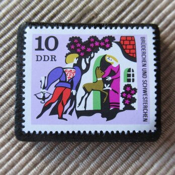 ドイツ　童話　小さな兄妹　切手ブローチ 6395の画像