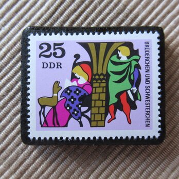 ドイツ　童話　小さな兄妹　切手ブローチ 6398の画像
