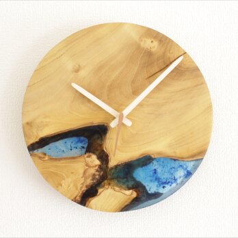小さな世界が見えるかも？　直径30cm-01　木とレジンの掛け時計　River clockの画像