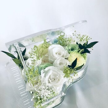 【プリザーブドフラワー／グランドピアノシリーズ】白い花の清らかさと淡く色づく花と小花を添えての画像