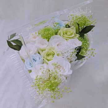 【プリザーブドフラワー／グランドピアノシリーズ】白い花の清らかさと淡く色づく花と小花を添えての画像