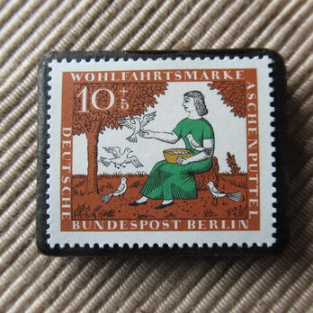 ドイツ　童話　シンデレラ　切手ブローチ6410の画像