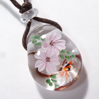 桜と金魚のとんぼ玉ガラスペンダントの画像