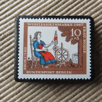 ドイツ　童話　フォレおばさん　切手ブローチ6422の画像