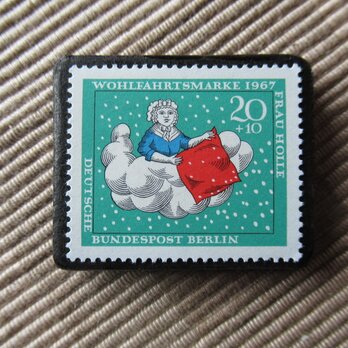 ドイツ　童話　フォレおばさん　切手ブローチ6423の画像