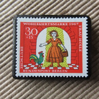 ドイツ　童話　フォレおばさん　切手ブローチ6424の画像