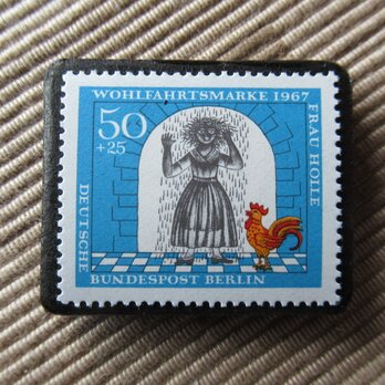 ドイツ　童話　フォレおばさん　切手ブローチ6425の画像