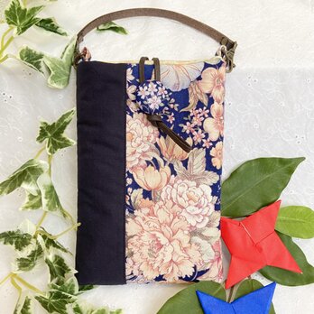 青色に花柄×紺色スマホポーチ