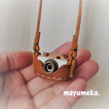 革のミニカメラネックレス・茶色×白の画像