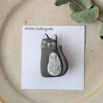 陶器で作った 黒ネコのブローチ ( 葉柄 )の画像
