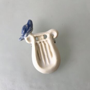 白いハープと青い鳥［陶器ブローチ］の画像